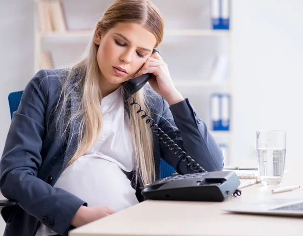 Zwangere vrouw werknemer in het kantoor — Stockfoto