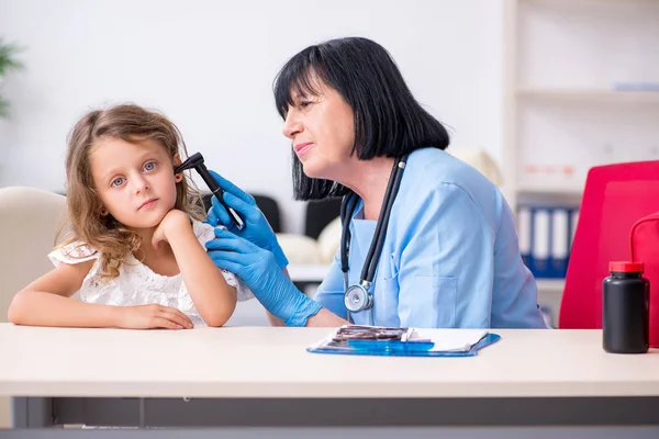 Bambina in visita vecchio medico femminile — Foto Stock