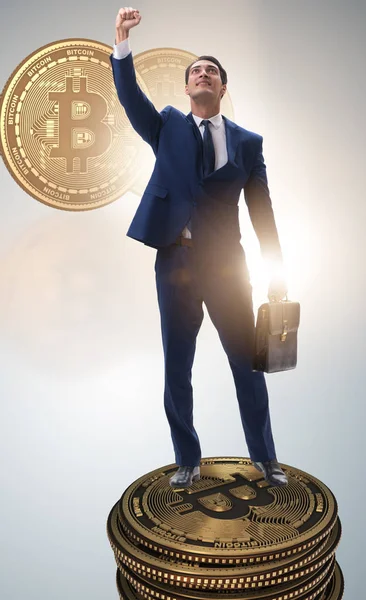 Der Geschäftsmann im Blockchain-Konzept der Kryptowährung — Stockfoto