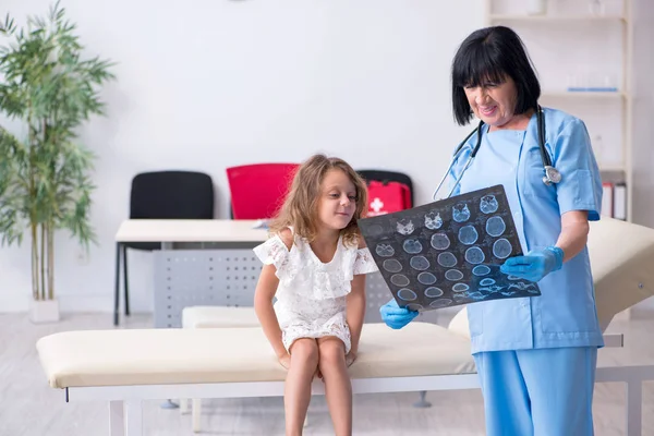 Little girl visiting old female doctor — Stock Photo, Image
