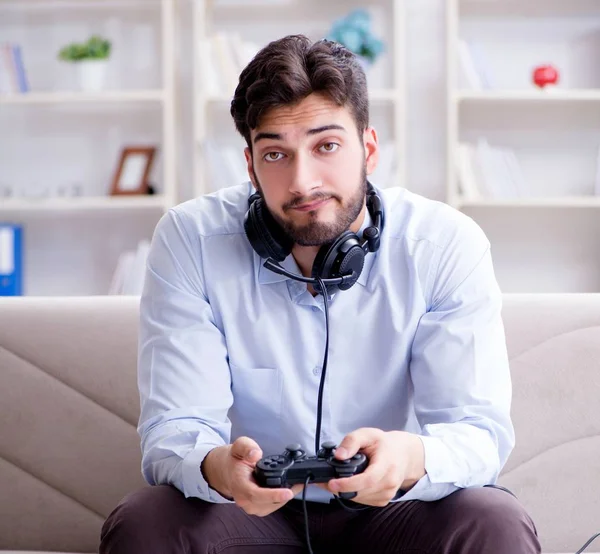 Student gamer spelen games thuis — Stockfoto