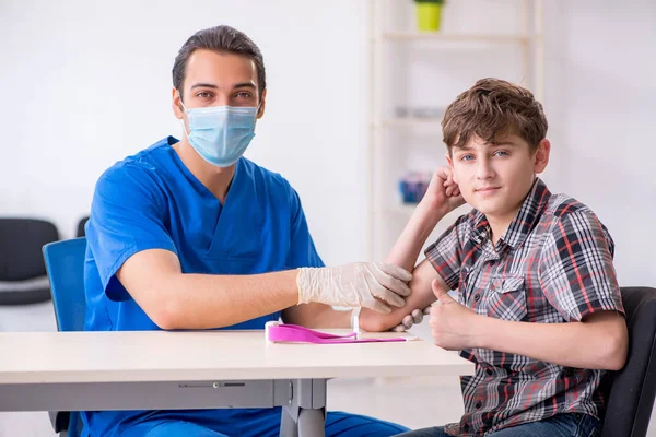 Jonge jongen bezoekt dokter in ziekenhuis — Stockfoto