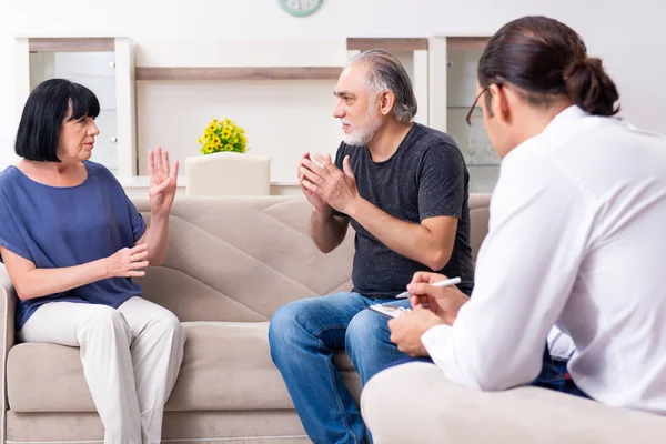 Oud echtpaar bezoekt psychiater arts — Stockfoto