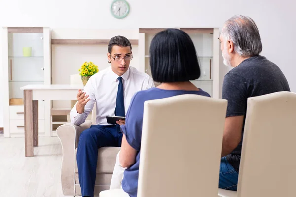 Gamla par besöker psykiatriker läkare — Stockfoto