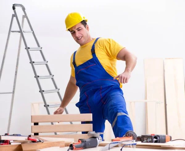 Riparatore pavimento deluso con il suo lavoro — Foto Stock