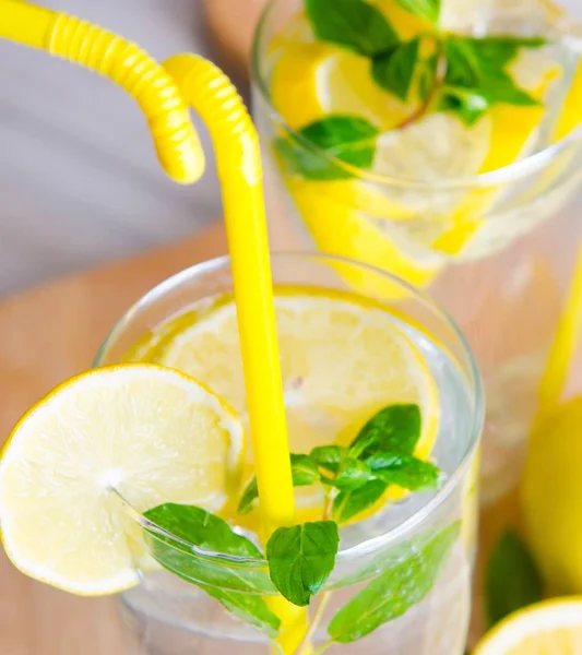 Das Glas Mojito mit Zitrone und Trinkhalm — Stockfoto