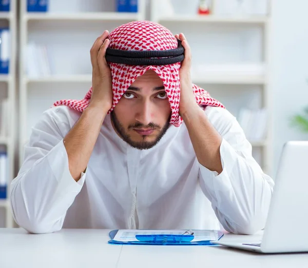 Uomo d'affari arabo che lavora in ufficio facendo scartoffie con un pi — Foto Stock