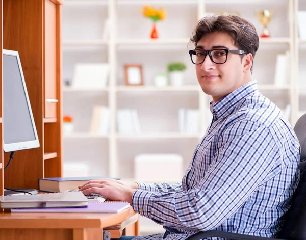 Mladý student u počítačového stolu — Stock fotografie