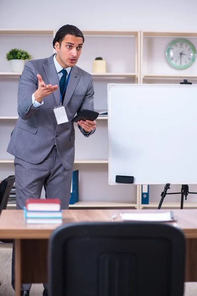 Jeune homme d'affaires debout devant le tableau blanc — Photo