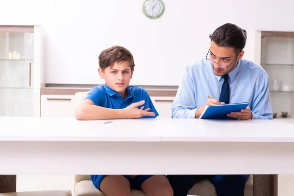 Upptagen far hjälpa sin son att förbereda sig för examen — Stockfoto