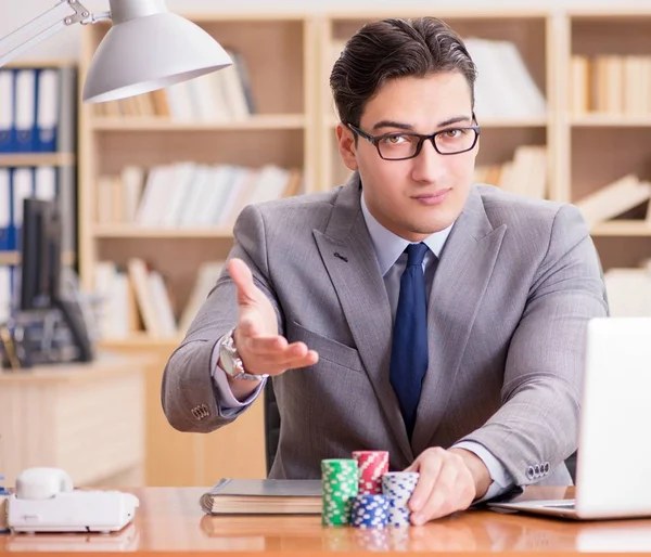 Affärsman spelande spelkort på jobbet — Stockfoto