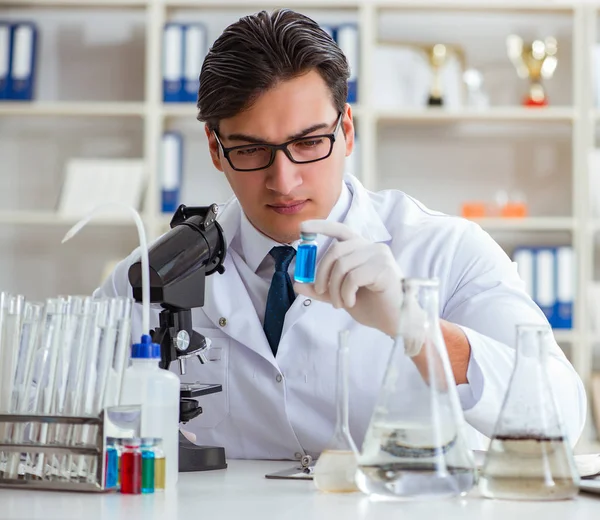 Junge Forscherin bei einem Wassertest Kontamination expe — Stockfoto