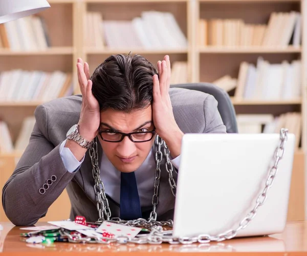 Joven hombre de negocios adicto a las tarjetas de juego en línea jugando en t — Foto de Stock