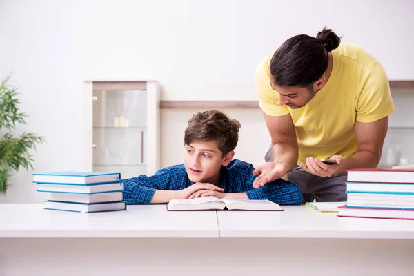 Pai ajudando seu filho a se preparar para a escola — Fotografia de Stock