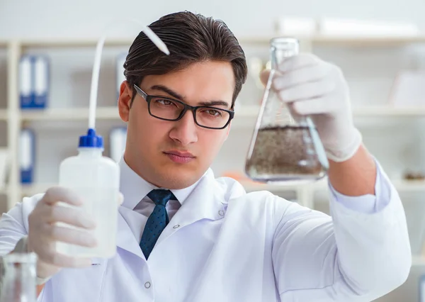 Junge Forscherin bei einem Wassertest Kontamination expe — Stockfoto