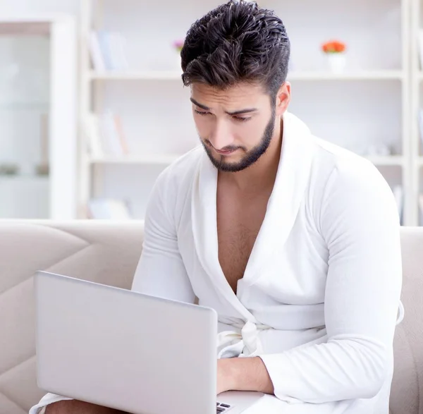 Junger Freiberufler arbeitet von zu Hause aus am Laptop — Stockfoto