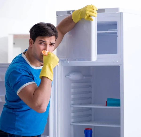 Man schoonmaken koelkast in hygiëne concept — Stockfoto