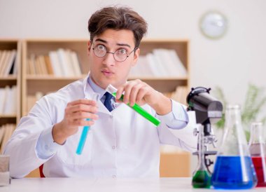 Çılgın bilim adamı bir laboratuarda deneyler yapıyor.