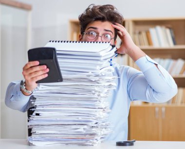 Ofiste çalışan komik muhasebeci.