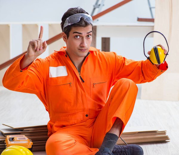 Рабочий демонстрирует настойчивость ношения шумоподавляющего заголовка