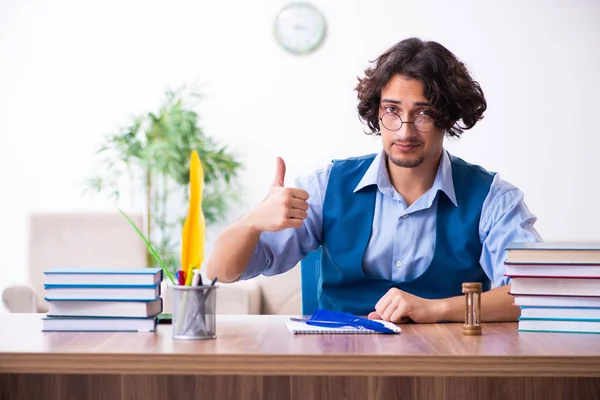 Ung författare som arbetar med sitt nya verk — Stockfoto