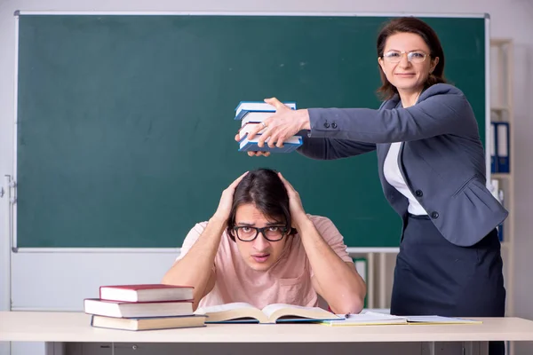 Vecchio insegnante femminile e studente maschio in classe — Foto Stock