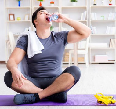 Genç adam spor ve sağlıklı yaşam tarzı dolandırıcılığı yapıyor.