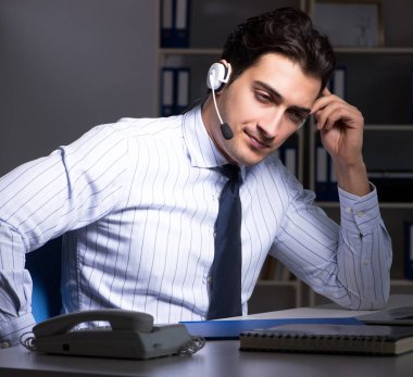 Gece vardiyasında yorgun ve bitkin bir yardımcı operatör.