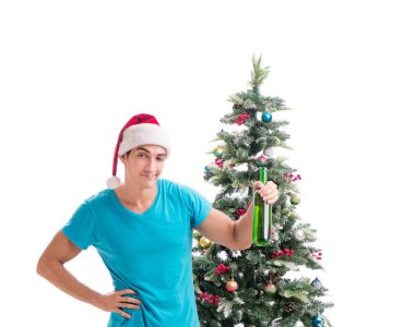 Genç adam beyaz üzerine izole edilmiş noel ağacını süslüyor.