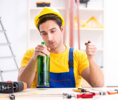 Atölyede çalışan sarhoş mühendis.