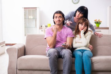Aile sorunları konseptinde genç aile ve kayınvalide