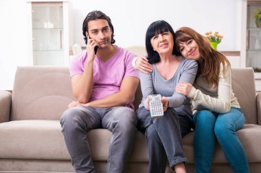Aile sorunları konseptinde genç aile ve kayınvalide
