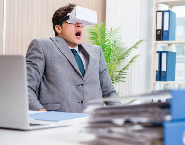 Sanal gerçeklik gözlüklü iş adamı ofisinde