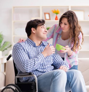 Genç bir aile birbirine göz kulak oluyor.