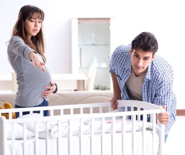 Genç ebeveynler ilk bebeklerini bekliyorlar.