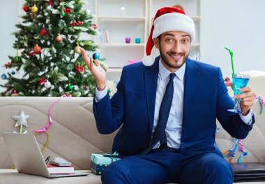 Noel 'de evde çalışan bir iş adamı.