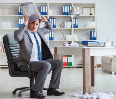 İş adamı işte ara verirken eğleniyor.