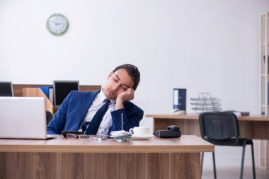 Ofiste çalışan genç bir iş adamı.