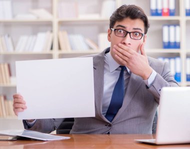 Ofisteki işadamı elinde boş bir mesaj panosu tutuyor.