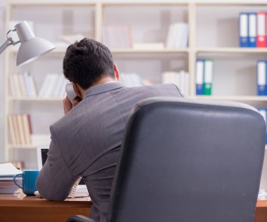 Ofiste çalışan genç bir işadamı.