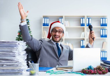 Genç işadamı Noel 'i ofiste kutluyor.