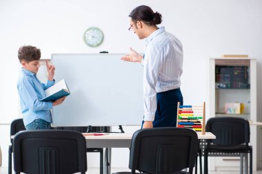 Genç baba oğlunun sınava hazırlanmasına yardım ediyor.