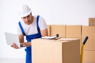 Genç erkek, profesyonel nakliyeci evde yer değiştiriyor.