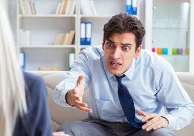 Danışmanlık için psikiyatriste giden genç adam.