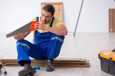 İçeride çalışan genç bir erkek müteahhit.