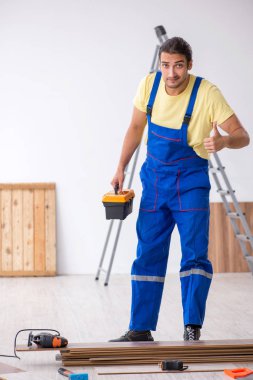 İçeride çalışan genç bir erkek müteahhit.