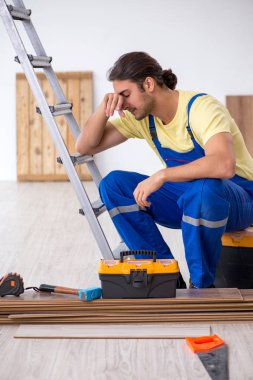 İçeride çalışan genç bir erkek müteahhit.