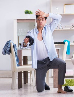 İş adamı gece geç saatte uyuyakaldığı için ofise geç kaldı.