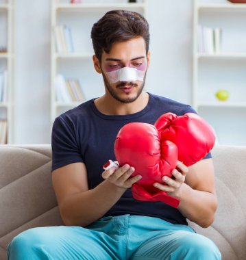 Genç adam spor maçında mağlup oldu.