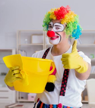 Komik palyaço evde temizlik yapıyor.